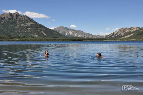 A Ana e a Rowan nadam no lago Fila Hua Hum, no parque Lanin, região de San Martín de Los Andes, na Argentina